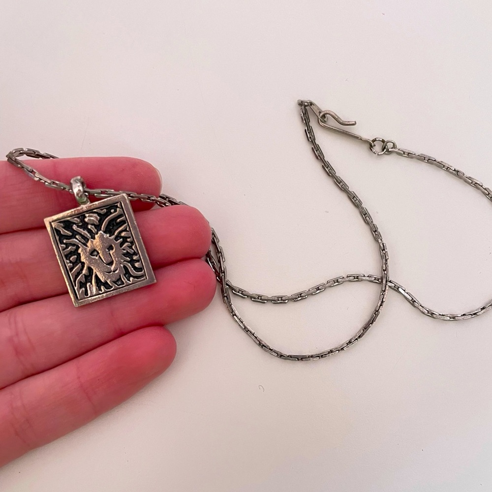 Vintage 70's ANN KLEIN Silver Tone Preppy Retro Hook Clasp Lion Pendent Necklace